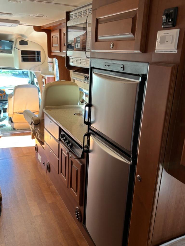2011 Ford Econoline - Photo 12